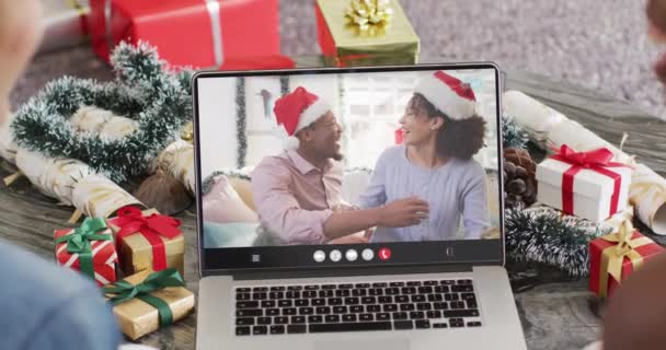 Diversos Amigos Com Chapéus Papai Noel Ter Videochamada Laptop Com — Vídeo de Stock