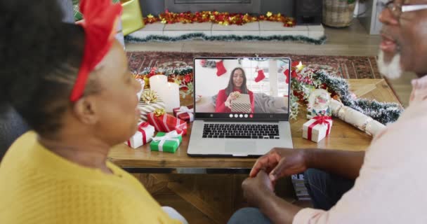 Pareja Afroamericana Mayor Con Decoraciones Navideñas Haciendo Videollamadas Con Una — Vídeos de Stock
