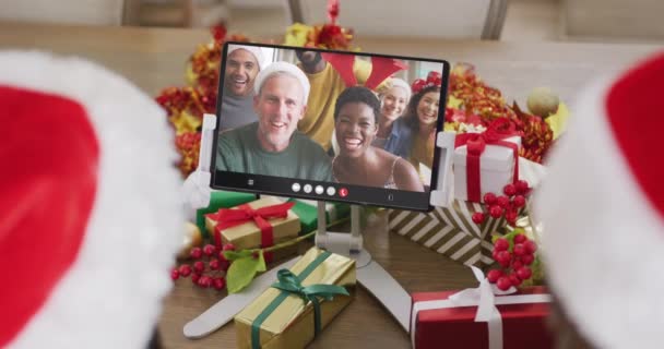 Diversa Pareja Que Tiene Videollamada Navidad Con Diversas Personas Tecnología — Vídeos de Stock
