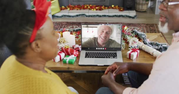 Senior Africký Americký Pár Vánoční Notebook Video Hovor Šťastným Bělochem — Stock video