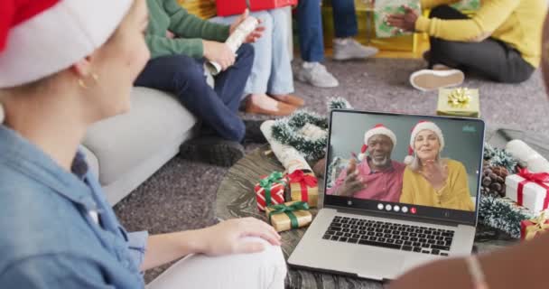 Olika Grupp Vänner Som Har Jul Videosamtal Med Senior Diverse — Stockvideo