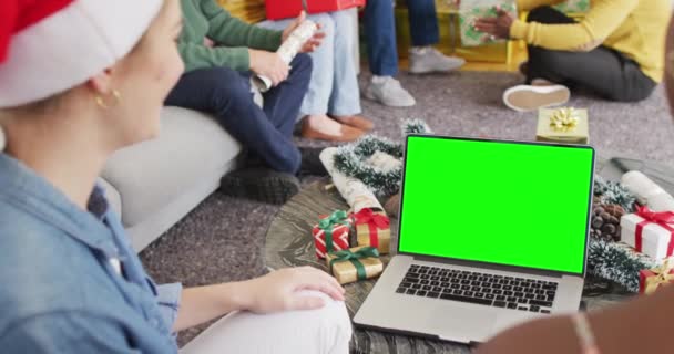Diverse Freunde Mit Weihnachtsmützen Haben Laptop Videoanrufe Mit Kopierplatz Weihnachten — Stockvideo
