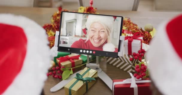 Animación Pareja Diversa Sombreros Santa Tableta Videollamada Con Mujer Navidad — Vídeo de stock