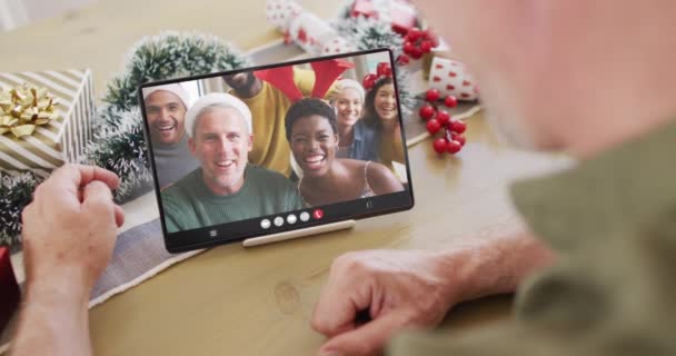 Blanke Man Met Kerstversiering Met Tablet Video Gesprek Met Diverse — Stockvideo