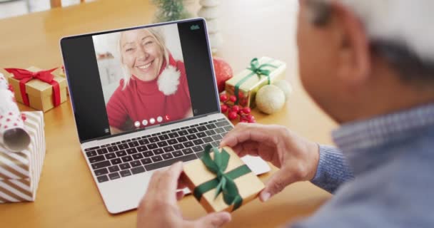 Біраціанський Чоловік Санта Капелюхом Має Відеодзвінок Ноутбука Білоруською Жінкою Різдво — стокове відео