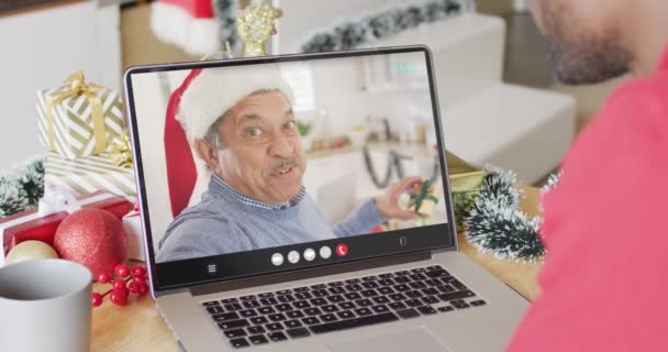 Afrykański Amerykanin Kapeluszu Mikołaja Rozmawiający Przez Laptopa Szczęśliwym Dwurasowym Mężczyzną — Wideo stockowe