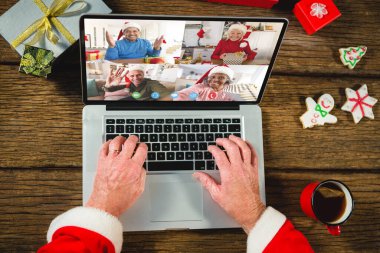 Kafkasyalı kıdemli bir adam çeşitli insanlarla yılbaşı videosu çekiyor. İletişim teknolojisi ve noel, dijital kompozit görüntü.