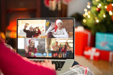 Oturma odasında evde noel dizüstü bilgisayar kullanarak Redhead