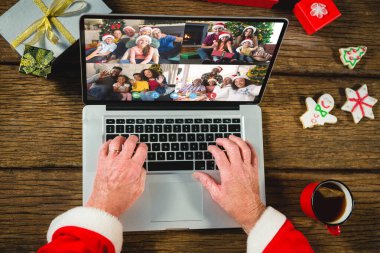 Kafkasyalı kıdemli bir adam çeşitli insanlarla yılbaşı videosu çekiyor. İletişim teknolojisi ve noel, dijital kompozit görüntü.