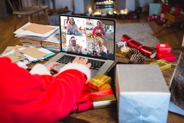 Kafkasyalı kıdemli bir adam çeşitli insanlarla yılbaşı videosu çekiyor. İletişim teknolojisi ve noel, dijital kompozit görüntü.