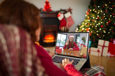 Koltuk üstünde laptop Noel'de evde oturma odasında yazarak Kızıl saçlı