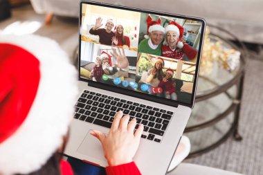 Kafkasyalı kadın çeşitli insanlarla yılbaşı videosu çekiyor. İletişim teknolojisi ve noel, dijital kompozit görüntü.