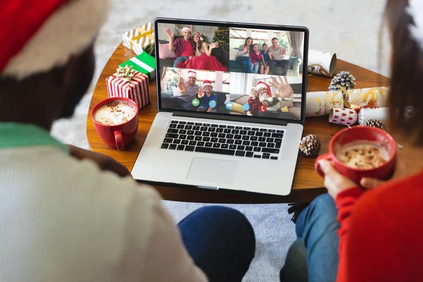 Couple Diversifié Ayant Appel Vidéo Noël Avec Diverses Personnes Technologies — Photo