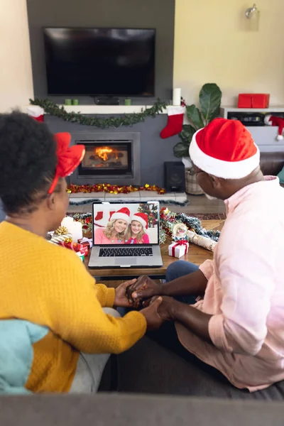 Ανώτερος Αφροαμερικανός Ζευγάρι Που Έχει Χριστουγεννιάτικο Βίντεο Κλήση Καυκάσια Γυναίκα — Φωτογραφία Αρχείου