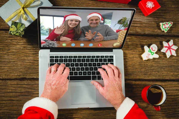 多様な人々とクリスマスビデオ通話を持つシニア白人男性 通信技術とクリスマス デジタル複合画像 — ストック写真