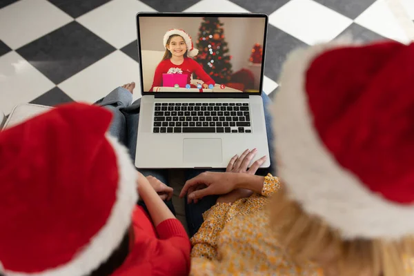 不同的夫妇有圣诞视频通话与Biracial女孩 通信技术和圣诞节数字合成图像 — 图库照片