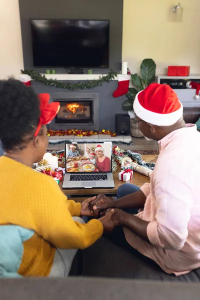 Ανώτερος Αφροαμερικάνος Ζευγάρι Που Έχει Χριστουγεννιάτικο Βίντεο Κλήση Καυκάσια Οικογένεια — Φωτογραφία Αρχείου