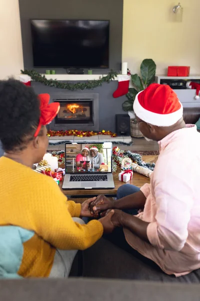 Ένα Ζευγάρι Αφροαμερικανών Που Κάνει Χριστουγεννιάτικη Βιντεοκλήση Ένα Ζευγάρι Αφροαμερικανών — Φωτογραφία Αρχείου