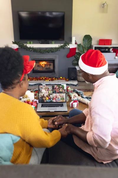 Ένα Ζευγάρι Αφροαμερικανών Που Κάνει Χριστουγεννιάτικη Βιντεοκλήση Διάφορους Ανθρώπους Τεχνολογία — Φωτογραφία Αρχείου