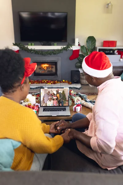 Ένα Ζευγάρι Αφροαμερικανών Που Κάνει Χριστουγεννιάτικη Βιντεοκλήση Την Αφροαμερικάνικη Οικογένεια — Φωτογραφία Αρχείου