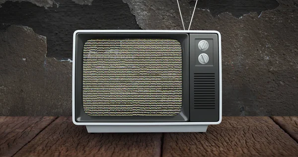 Kompozyt Zabytkowego Telewizora Usterką Ekranie Nad Stołem Obranej Ścianie Cementowej — Zdjęcie stockowe