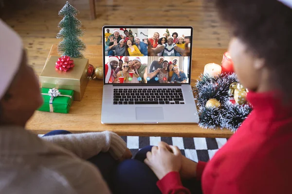 Couple Afro Américain Ayant Appel Vidéo Noël Avec Diverses Personnes — Photo