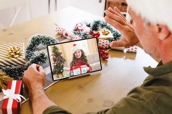 高级高加索人男子与高加索女孩有圣诞视频通话 通信技术和圣诞节数字合成图像 — 图库照片