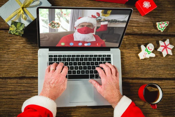 Senior Kaukasische Man Met Kerst Videogesprek Met Een Blanke Man — Stockfoto