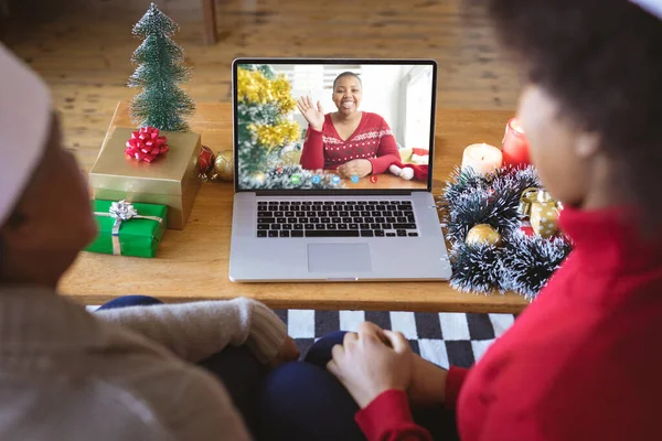 非洲裔美国人夫妇与非洲裔美国妇女有圣诞视频通话 通信技术和圣诞节数字合成图像 — 图库照片