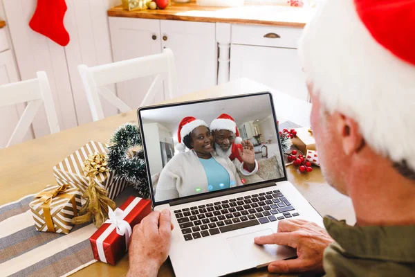 Hombre Caucásico Mayor Que Tiene Videollamada Navidad Con Una Pareja — Foto de Stock