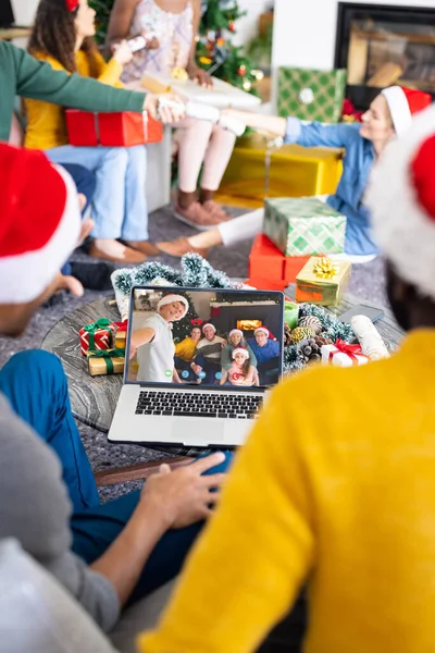 Grupo Diverso Amigos Fazendo Videochamada Natal Com Família Caucasiana Tecnologia — Fotografia de Stock