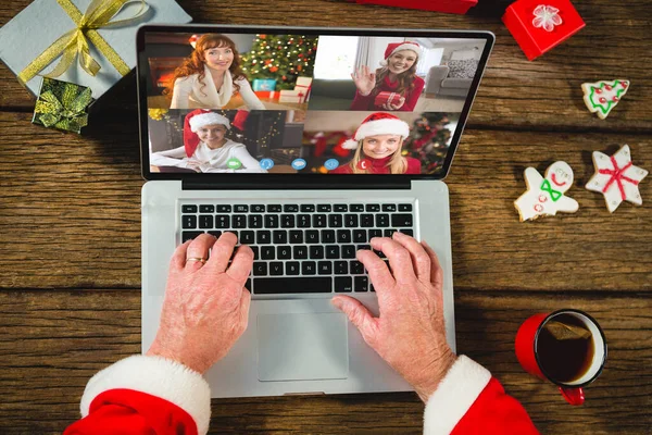 크리스마스 사람들 통화를 코카서스 크리스마스 디지털 이미지 — 스톡 사진