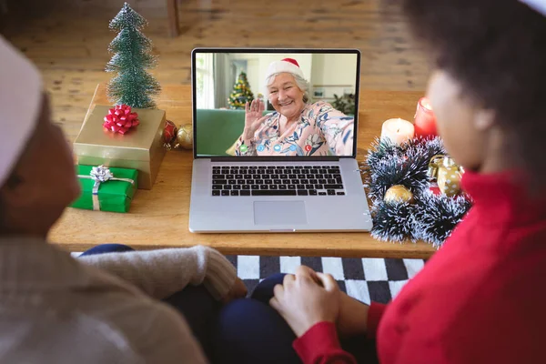 非洲裔美国人夫妇与资深非洲裔美国妇女有圣诞视频通话 通信技术和圣诞节数字合成图像 — 图库照片