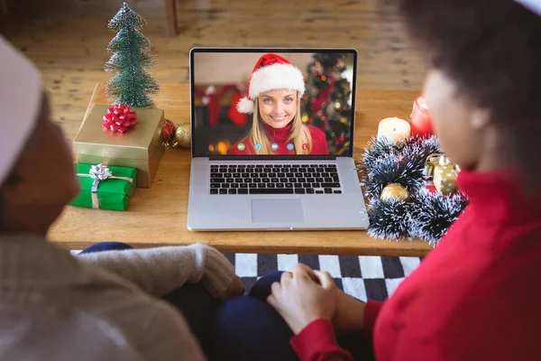 Afrikanskt Amerikanskt Par Som Har Julvideosamtal Med Kaukasisk Kvinna Kommunikationsteknik — Stockfoto
