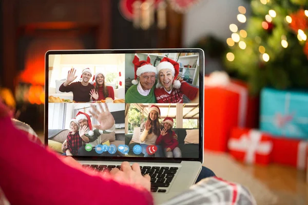 红发使用笔记本电脑在圣诞节在家里的客厅 — 图库照片