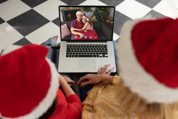 白人のカップルとクリスマスビデオ通話を持っている多様なカップル 通信技術とクリスマス デジタル複合画像 — ストック写真