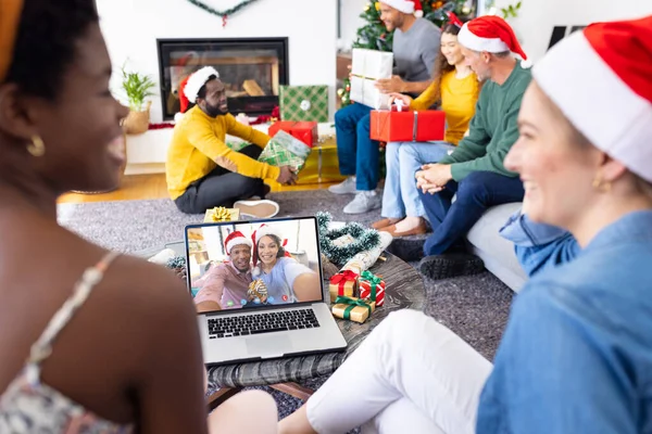 Diverso Grupo Amigos Fazendo Videochamada Natal Com Casal Afro Americano — Fotografia de Stock