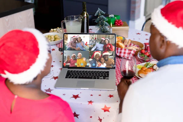 Senior Afrikanska Amerikanska Par Som Har Jul Videosamtal Med Olika — Stockfoto