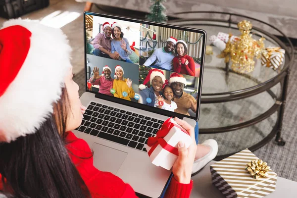 白人妇女与不同的人有圣诞节视频通话 通信技术和圣诞节数字合成图像 — 图库照片