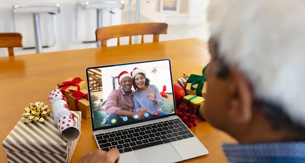 Homme Biracial Senior Ayant Appel Vidéo Noël Avec Couple Afro — Photo