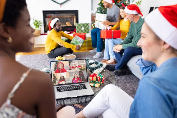 Grupo Diverso Amigos Que Fazem Videochamadas Natal Com Crianças Diversas — Fotografia de Stock