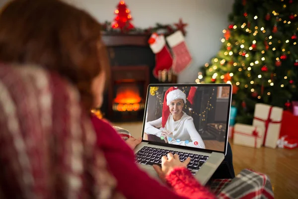 Ruiva Digitando Laptop Poltrona Natal Casa Sala Estar — Fotografia de Stock