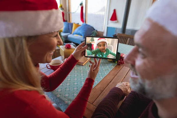Couple Caucasien Senior Ayant Appel Vidéo Noël Avec Garçon Afro — Photo