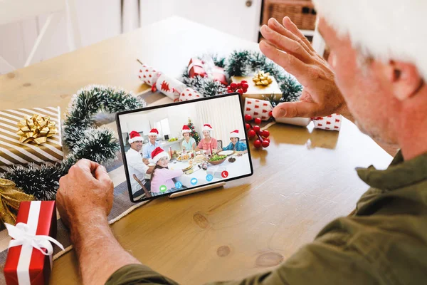 高级高加索人男子有圣诞节视频通话与高加索家庭 通信技术和圣诞节数字合成图像 — 图库照片