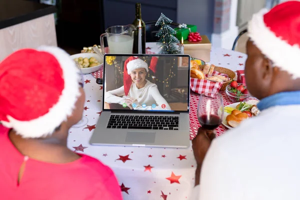 Oudere Afrikaans Amerikaanse Echtpaar Met Kerst Videogesprek Met Biraciale Vrouw — Stockfoto