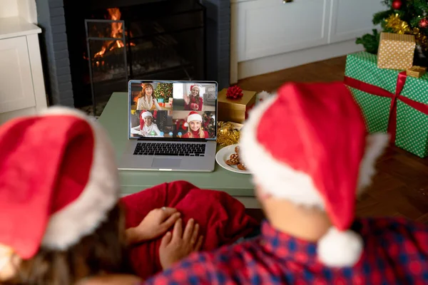 Casal Caucasiano Fazendo Videochamada Natal Com Pessoas Diversas Tecnologia Comunicação — Fotografia de Stock