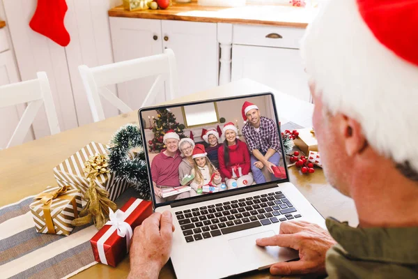 白人のシニア 白人男性は白人の家族とクリスマスビデオ通話をしています 通信技術とクリスマス デジタル複合画像 — ストック写真
