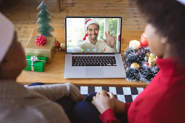 非洲裔美国人夫妇有圣诞视频电话与Biracial男人 通信技术和圣诞节数字合成图像 — 图库照片