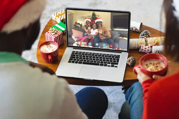 Olika Par Som Har Julvideosamtal Med Afrikansk Amerikansk Familj Kommunikationsteknik — Stockfoto