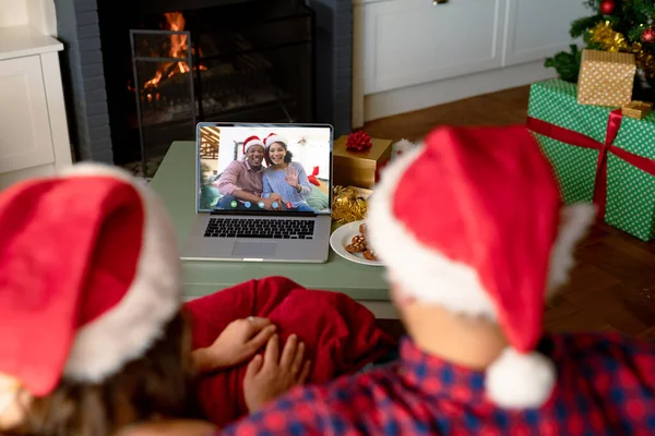 Casal Caucasiano Fazendo Videochamada Natal Com Casal Afro Americano Tecnologia — Fotografia de Stock